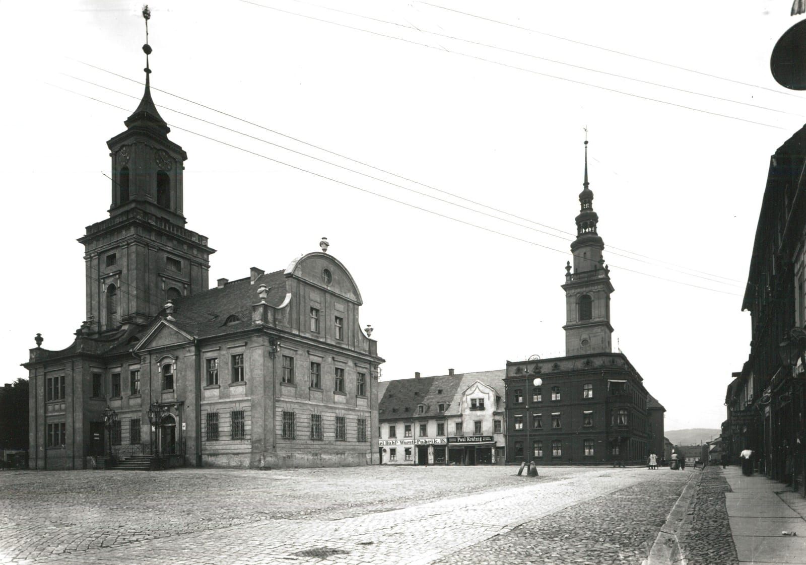 Rynek z ratuszem i wieżą kościoła Piotra i Pawła