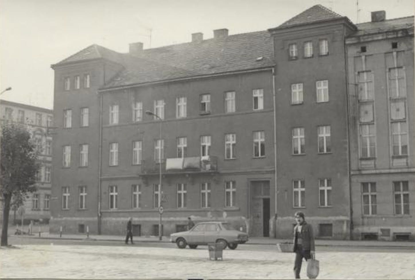 Kamienica nr 1 na Placu Jana Pawła II (zdjęcie z lat 80-tych).